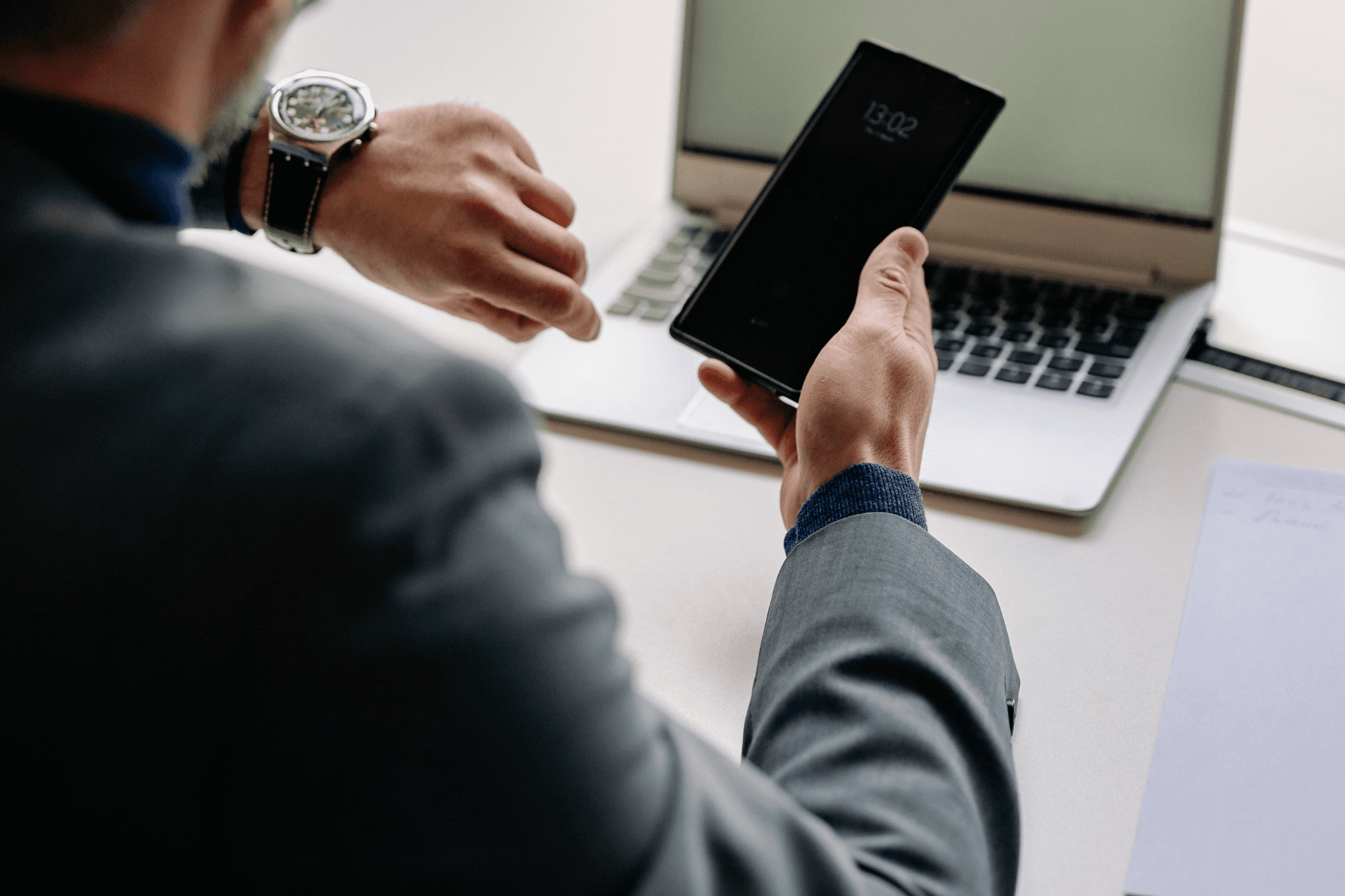 Best Time to Post on LinkedIn in 2026 (By Day & Industry)